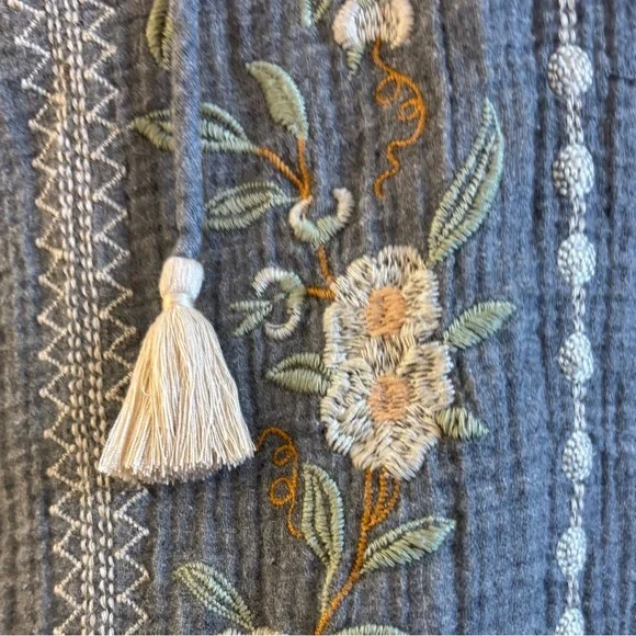 Johnny Was Workshop Gray Cream Embroidered Floral V-Neck Tunic Tassels medium - Picture 6 of 10